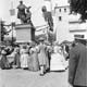 Fête Montgolfier 1933 (15) : Personnes costumées autour de la statue Montgolfier