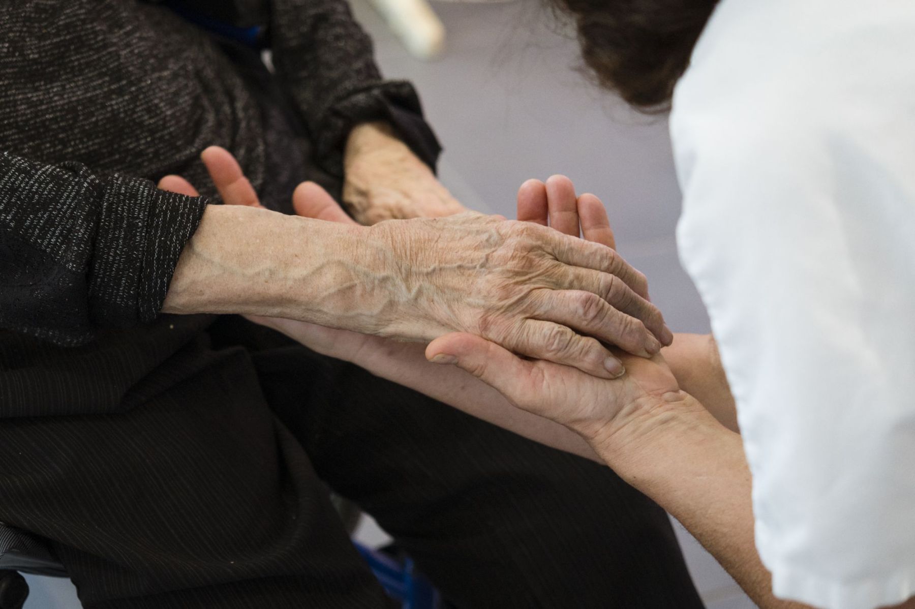 Photo des mains d'une personne âgée avec son accompagnatrice 