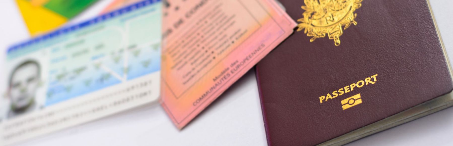 plusieurs documents d'identité passeport, carte d'identité, permis de conduire