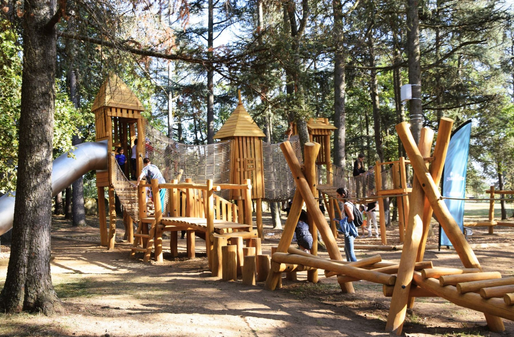 Aire de jeux en bois du Parc de Déomas