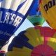 Enveloppes de montgolfières multicolores pendant le gonflage