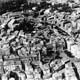 Vue aérienne Henrard v. 1950 (6) : Autour de la place de la Liberté. Cliché / HENRARD, extrait des collections des Archives départementales de l’Ardèche